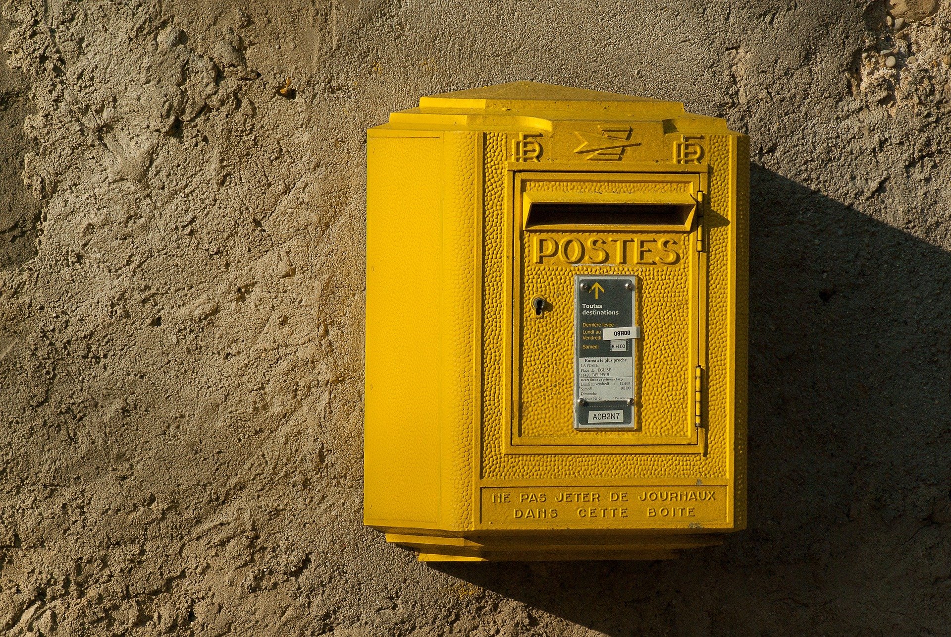 Sending a Letter in France - Renestance